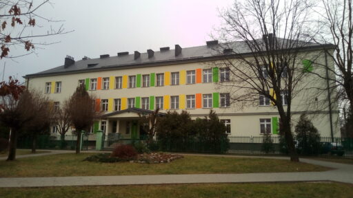 2017 r. - budynki szkoły po termoizolacji z nową elewacją.
