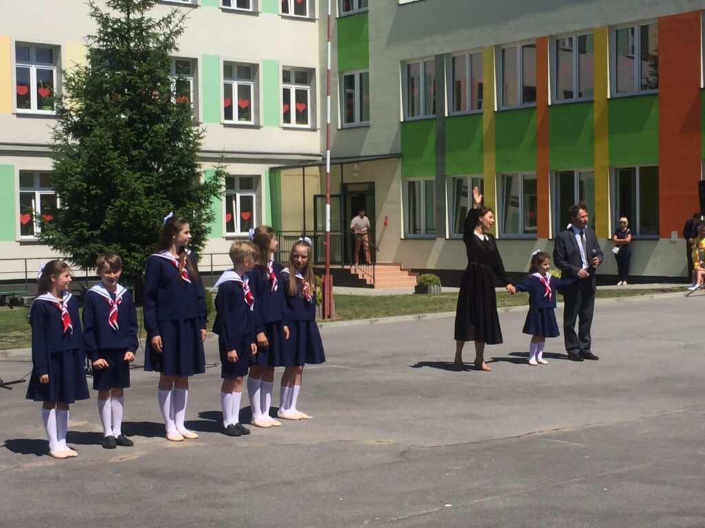 Pani Katarzyna Plewniak - solistka grająca główną rolę w musicalu "Dźwięki muzyki" i dzieci biorące udział w spektaklu oraz pan dyrektor Paweł Adamek