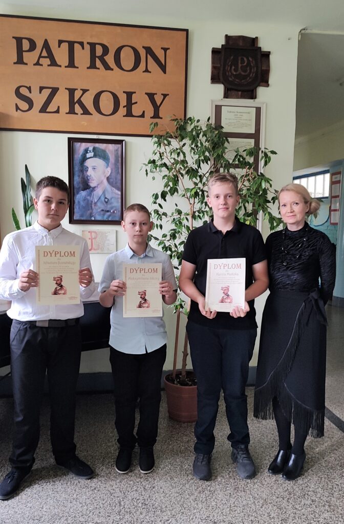 Laureaci Szkolnego Konkursu Wiedzy o Patronie Szkoły: Sebastian Boznański, Maksymilian Sikora, Karol Matłok. Pani Katarzyna Szukała.