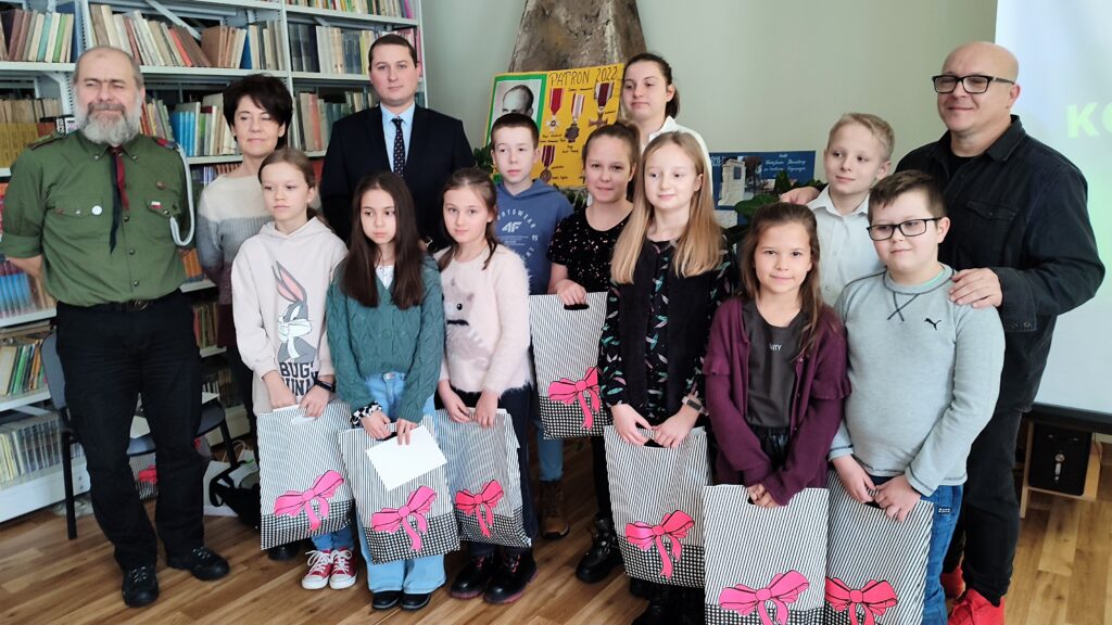 Nagrodzeni i wyróżnieni uczniowie w Miejskim Konkursie Plastycznym pod hasłem "W służbie Najjaśniejszej"