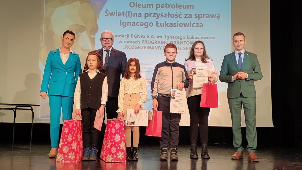 Nagrodzeni uczniowie w konkursie na najciekawsze przebranie w ramach wydarzenia „Świetlny korowód”