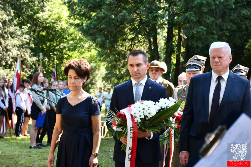 DZIEŃ SYBIRAKA - pani dyrektor Renata Prucnal, zastępca burmistrza miasta Dębicy - Maciej Małozięć i dyrektor MZO w Dębicy - Ireneusz Kozak