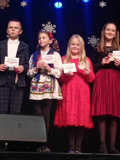 Amelki - XIV Powiatowy Przegląd Kolęd i Pastorałek - nagrodzeni w kategorii klas IV - VI