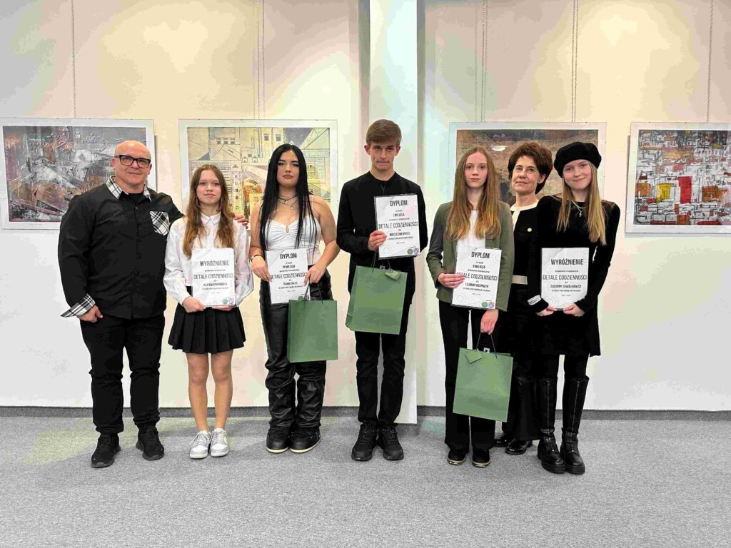 DETALE CODZIENNOŚCI - laureaci Powiatowego Konkursu Fotograficznego i opiekunowie