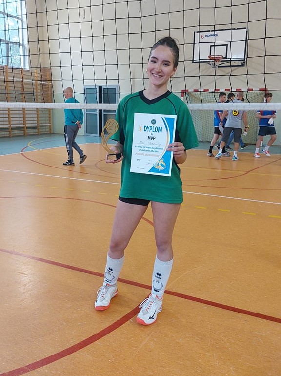 Maja z tytułem MVP - Turniej Piłki Siatkowej Drużyn Mieszanych o Puchar Dyrektora ZSE w Dębicy