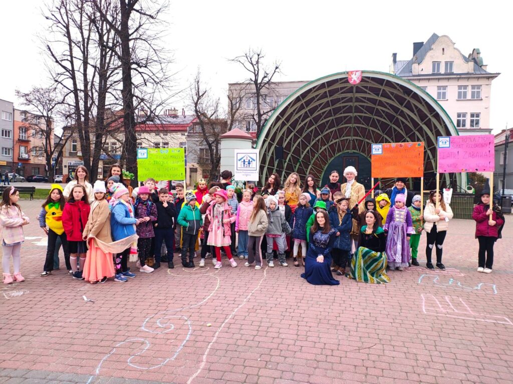 Z okazji Międzynarodowego Dnia Teatru - uczniowie naszej szkoły prezentują postaci bajkowe podczas marszu z okazji Międzynarodowego Dnia Teatru