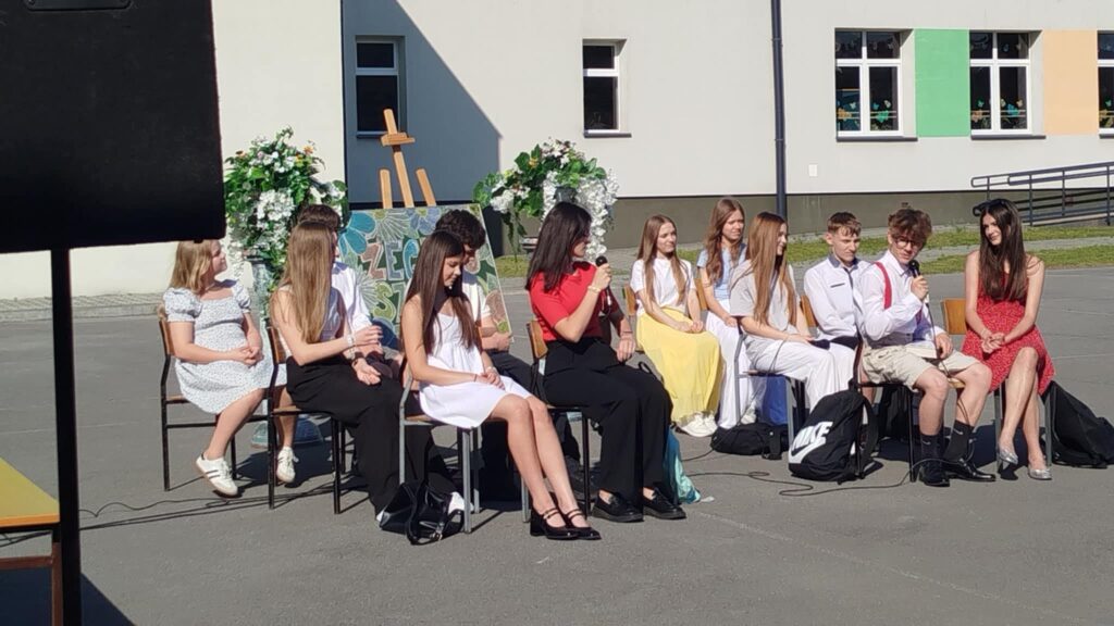 Uczniowie klas ósmych w programie artystycznym