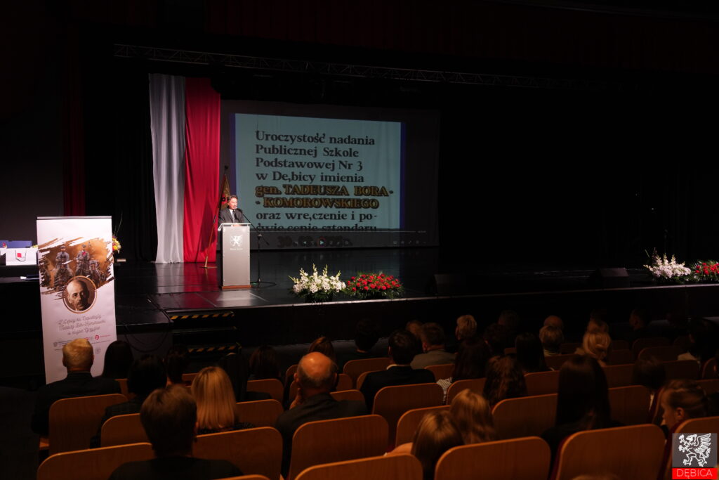 30-lecie nadania imienia Generała Tadeusza Bora-Komorowskiego PSP nr 3 w Dębicy - Paweł Adamek, wieloletni dyrektor SP nr 3 w Dębicy 1
