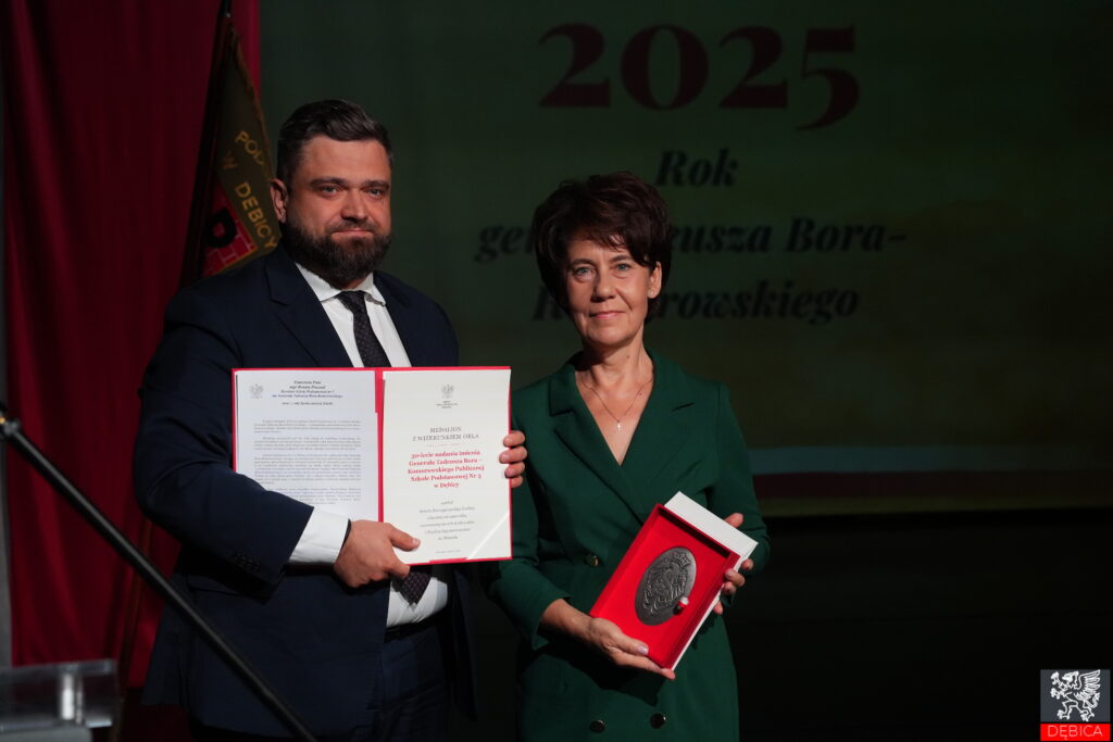 30-lecie nadania imienia Generała Tadeusza Bora-Komorowskiego PSP nr 3 w Dębicy - burmistrz miasta Dębicy wręczył na ręce pani dyrektor medal Senatu
