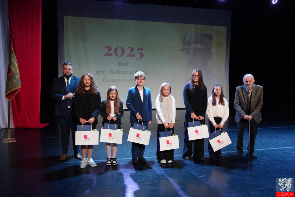 30-lecie nadania imienia Generała Tadeusza Bora-Komorowskiego PSP nr 3 w Dębicy - laureaci konkursu plastycznego, kategoria SP