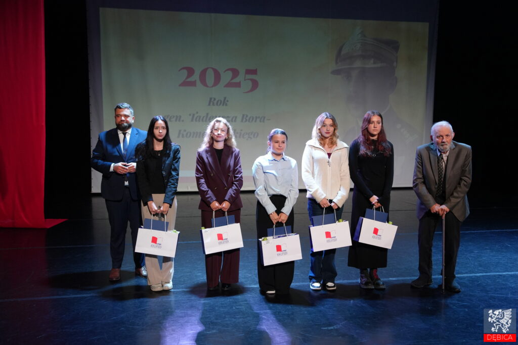 30-lecie nadania imienia Generała Tadeusza Bora-Komorowskiego PSP nr 3 w Dębicy - laureaci konkursu plastycznego, kategoria szkoły ponadpodstawowe