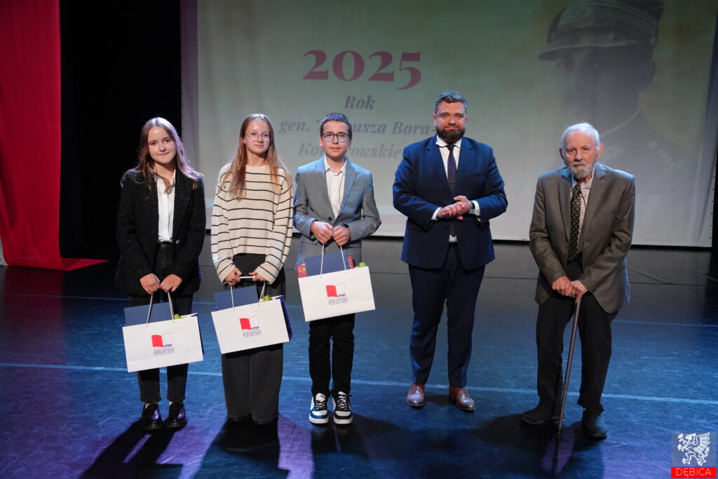 30-lecie nadania imienia Generała Tadeusza Bora-Komorowskiego PSP nr 3 w Dębicy - laureaci konkursu wiedzowego