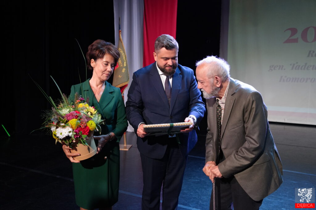30-lecie nadania imienia Generała Tadeusza Bora-Komorowskiego PSP nr 3 w Dębicy - pani dyrektor, burmistrz miasta Dębicy i pan Adam Komorowski