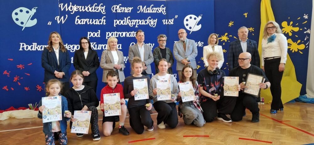 Wojewódzki Plener Malarski - W barwach podkarpackiej wsi - Komisja Konkursowa i uczniowie PSP nr 3 w Dębicy